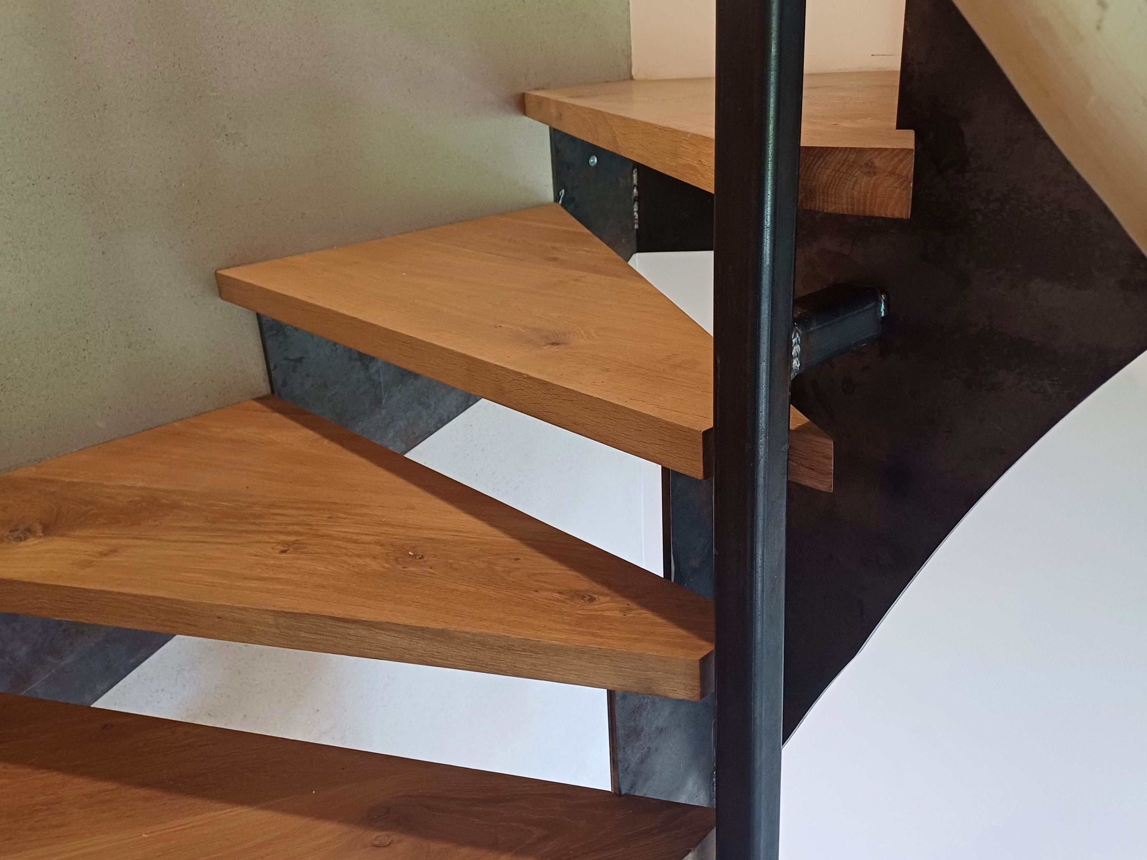 Escalier métal noir avec marches chêne